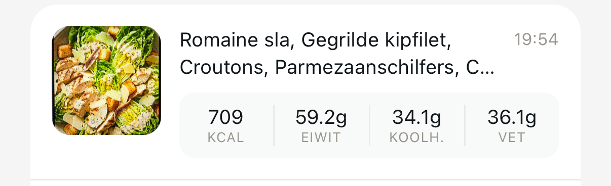 Resultaat van de AI-voedingsscan: salade met gegrilde kip, 709 calorieën, 59,2 gram eiwit, 34,1 gram koolhydraten en 36,1 gram vet