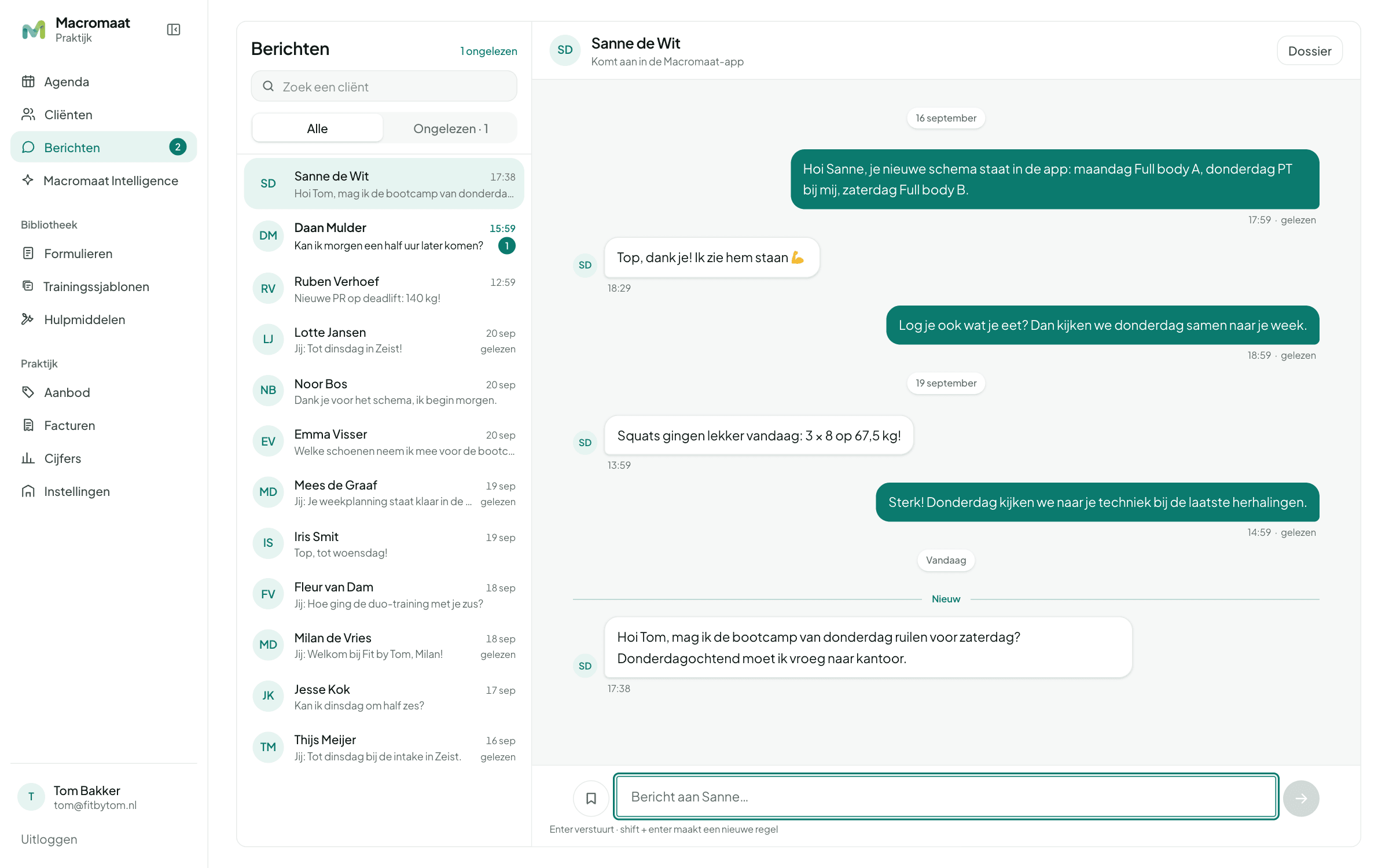 Het postvak met alle gesprekken links en rechts een open gesprek met een klant, met het conceptveld onderaan