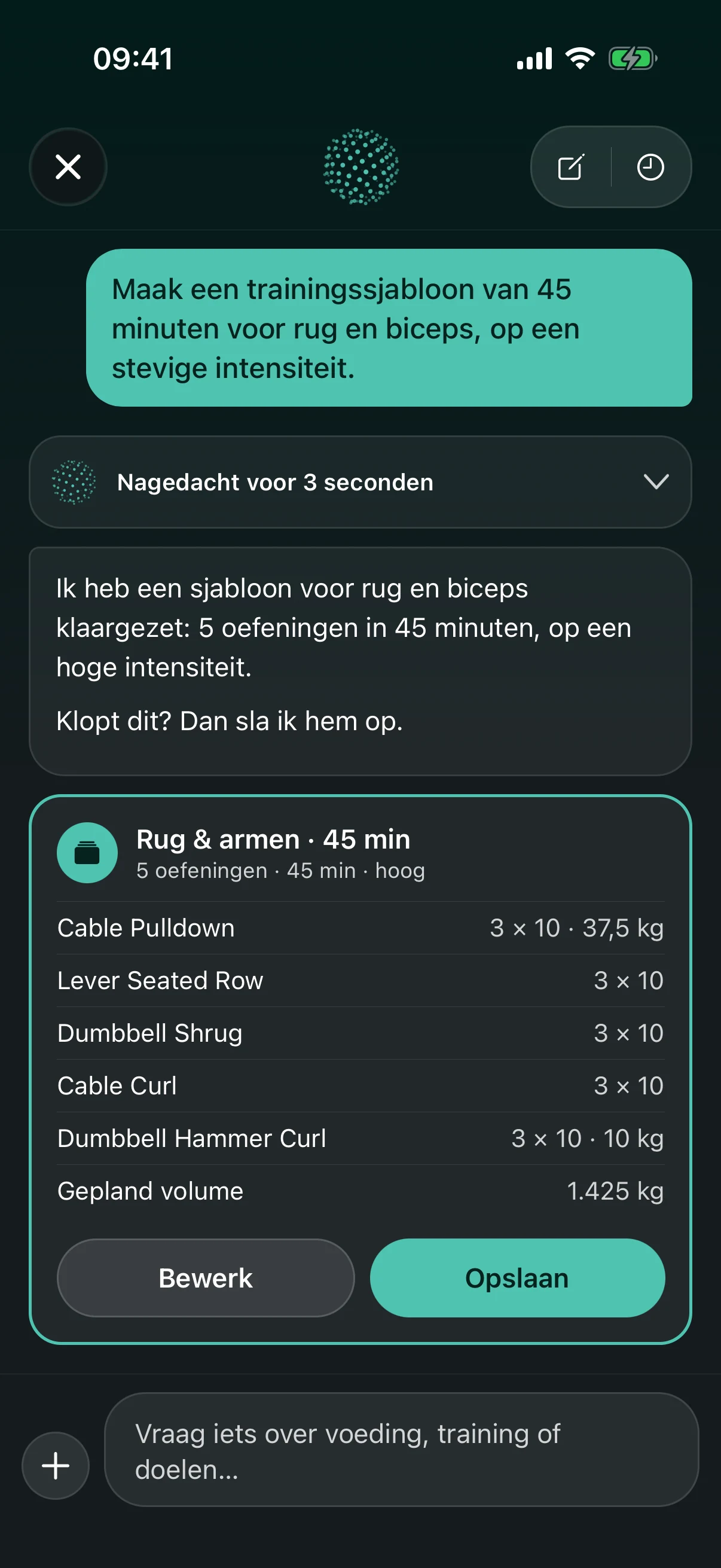 De AI-coach zet een trainingssjabloon klaar voor rug en armen van 45 minuten, met vijf oefeningen, sets en gewicht, om te bewerken of op te slaan