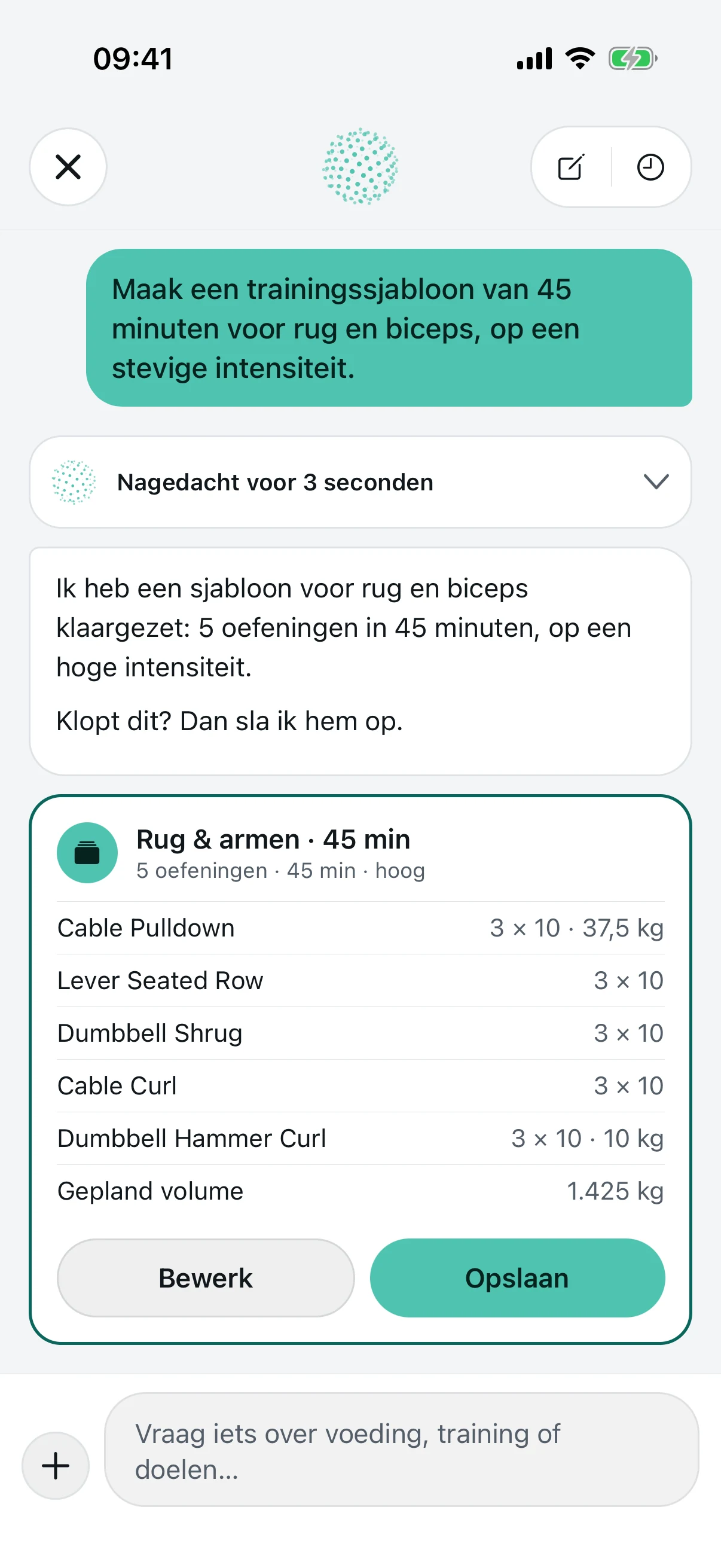 De AI-coach zet een trainingssjabloon klaar voor rug en armen van 45 minuten, met vijf oefeningen, sets en gewicht, om te bewerken of op te slaan