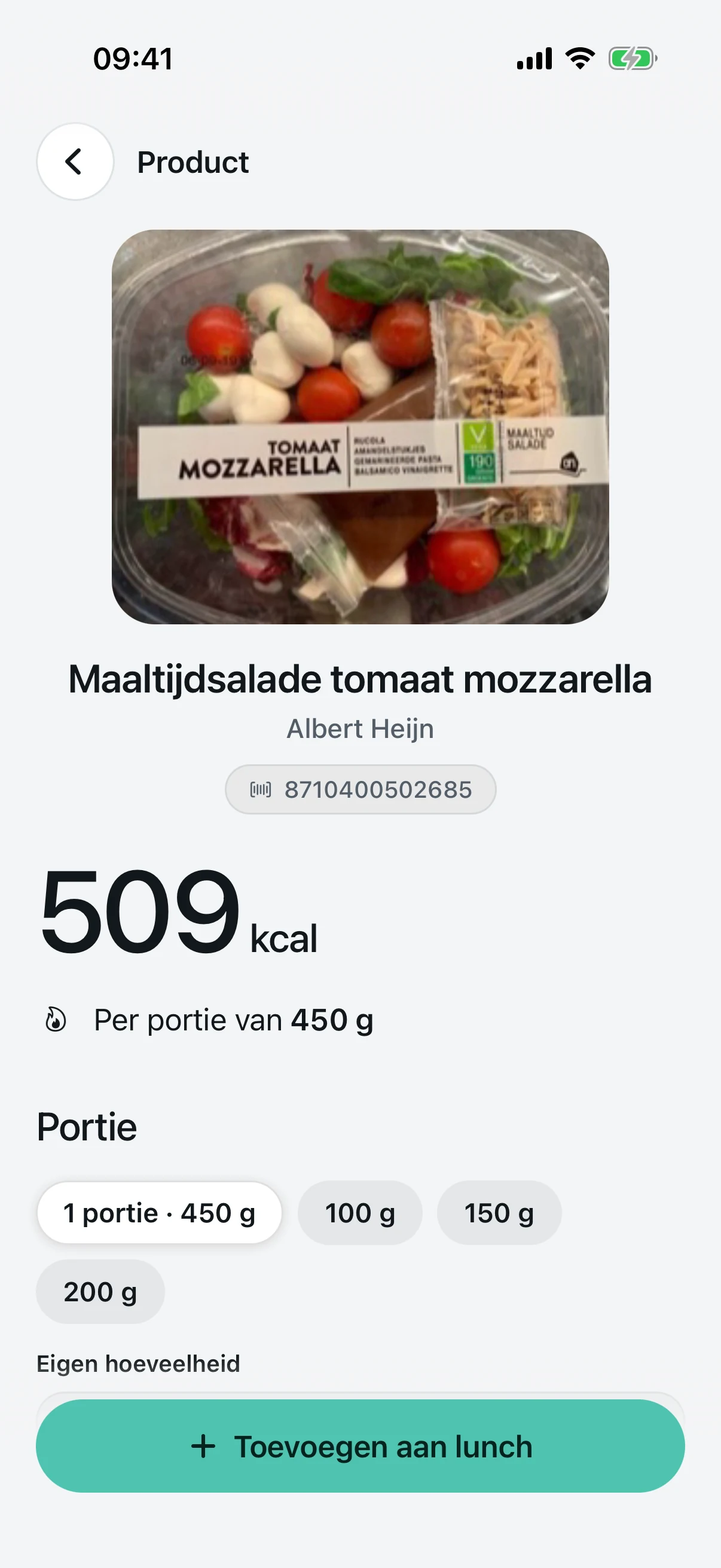 Een gescand product, een maaltijdsalade tomaat-mozzarella: 509 kcal per portie van 450 gram, met de portie te kiezen voordat je hem aan je lunch toevoegt