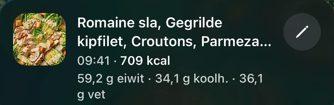 De fotoscan in je dagboek: romaine sla, gegrilde kipfilet, croutons en Parmezaanse kaas, om 09:41 gelogd, 709 kcal, 59,2 gram eiwit, 34,1 gram koolhydraten en 36,1 gram vet
