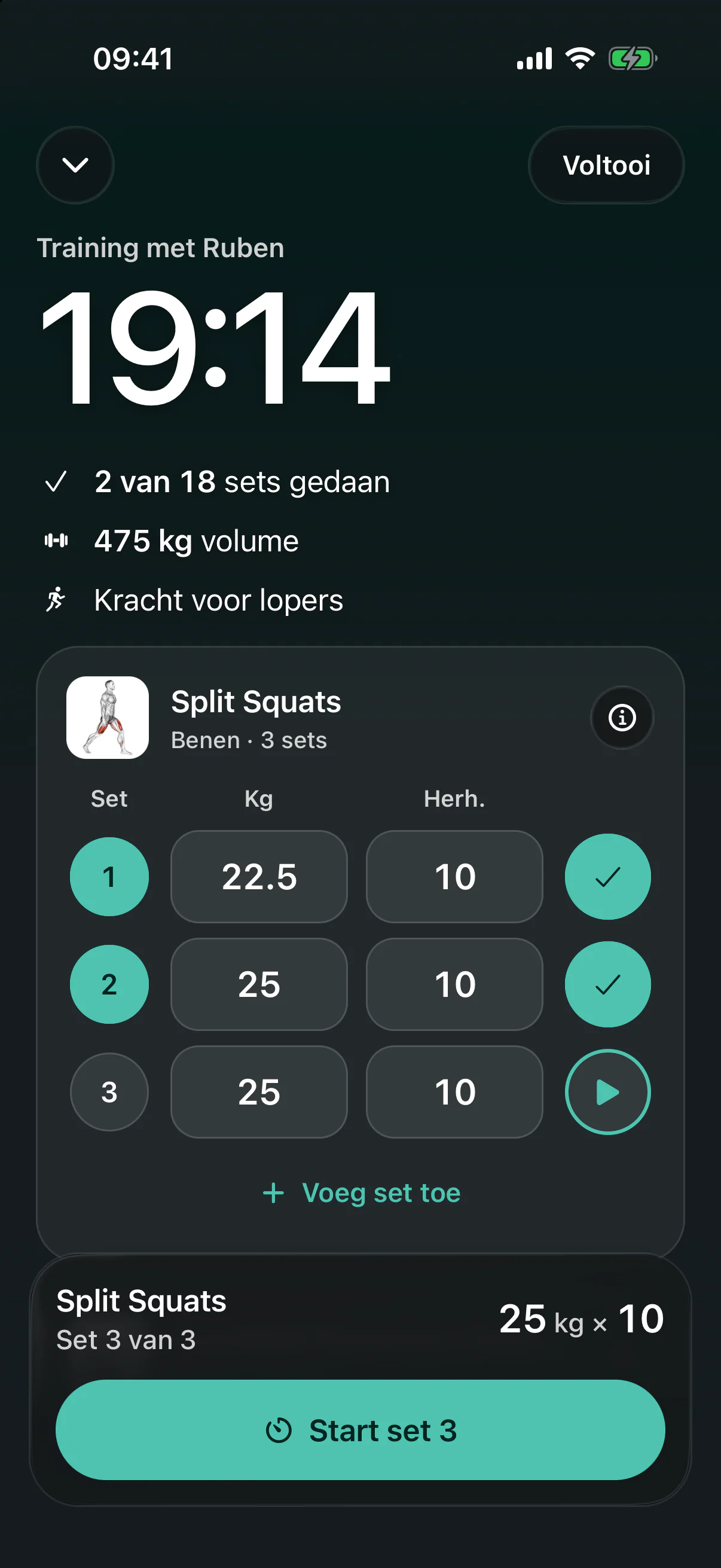 Een training met een klant, halverwege: 2 van 18 sets gedaan, met per set het gewicht en de herhalingen