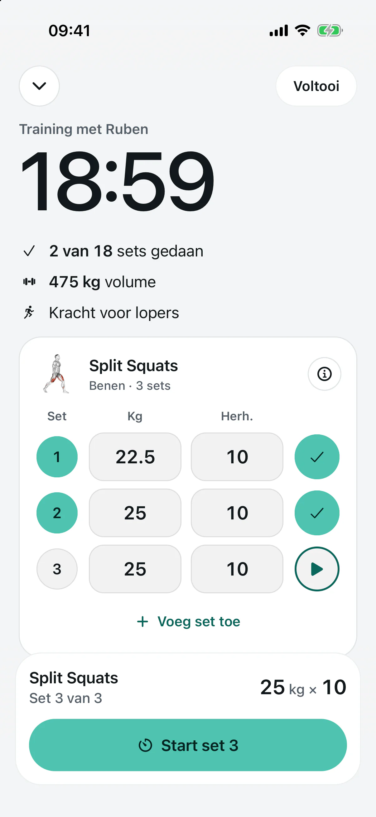 Een training met een klant, halverwege: 2 van 18 sets gedaan, met per set het gewicht en de herhalingen