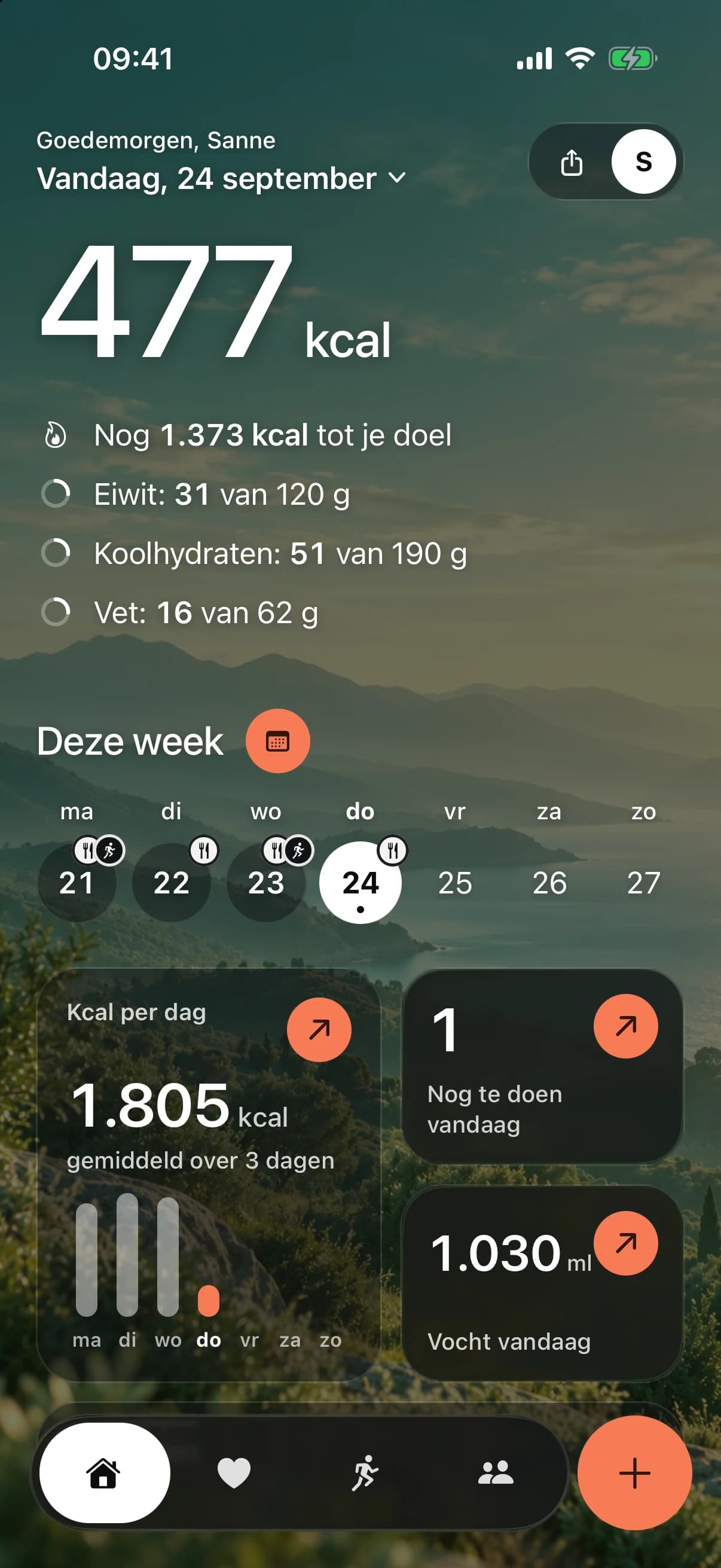 Het beginscherm van de app in de stijl van Fit by Tom: zijn landschapsfoto als achtergrond en zijn oranje in de knoppen en de grafiek, met de calorieën en macro’s van vandaag en deze week