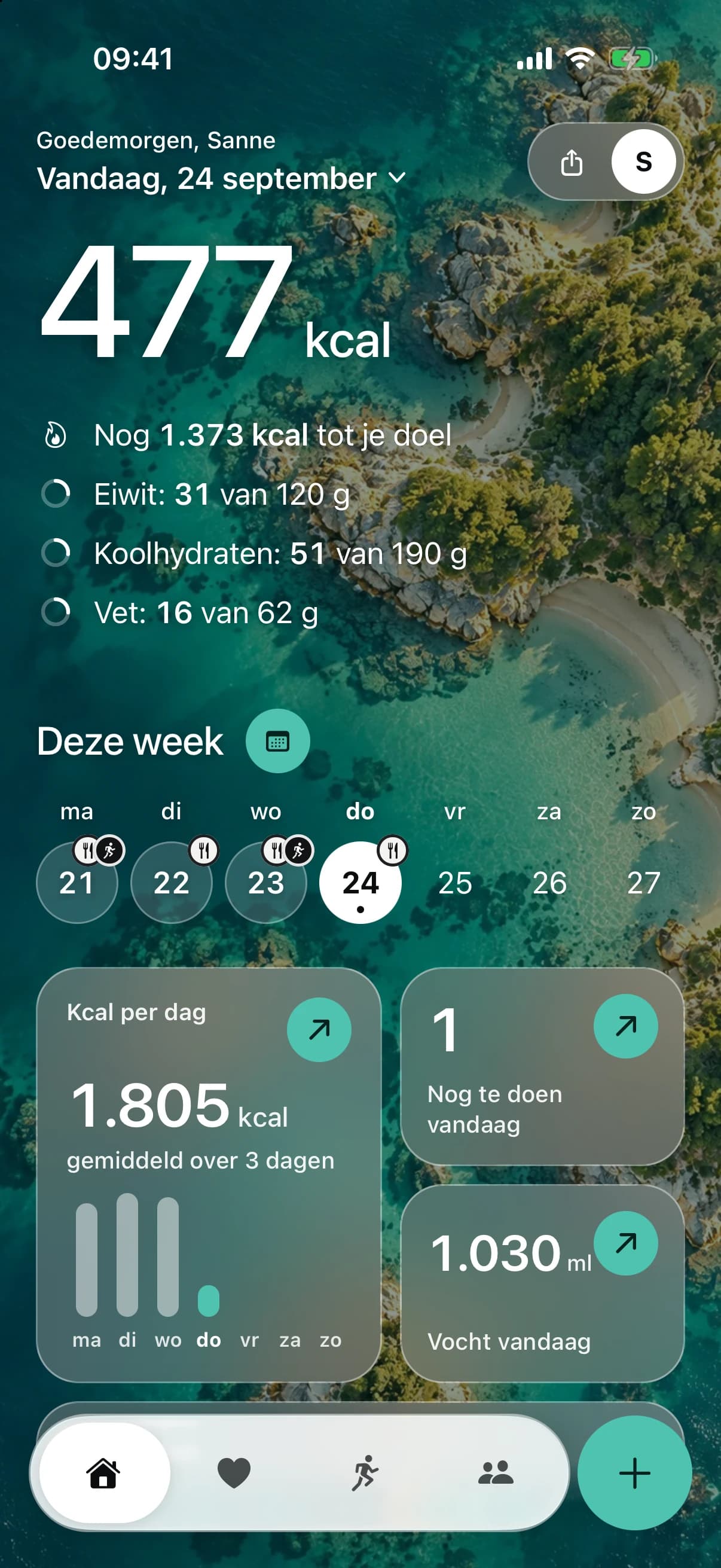 Het beginscherm van de app zoals Macromaat hem levert: de kustfoto en het teal van Macromaat, met de calorieën en macro’s van vandaag en deze week