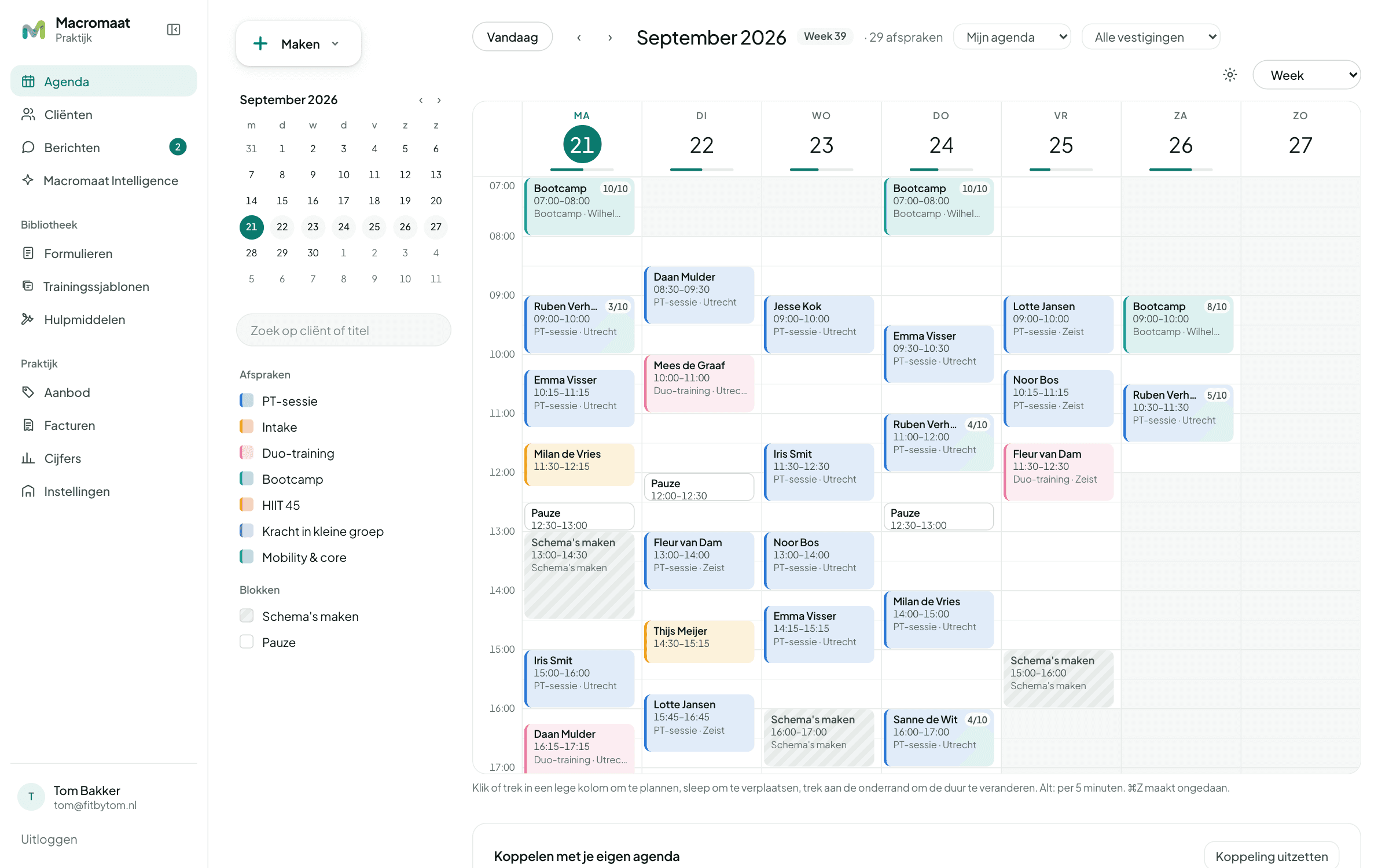 De weekagenda met PT-sessies, intakes, bootcamps en blokken, met links de minimaand en filters per type