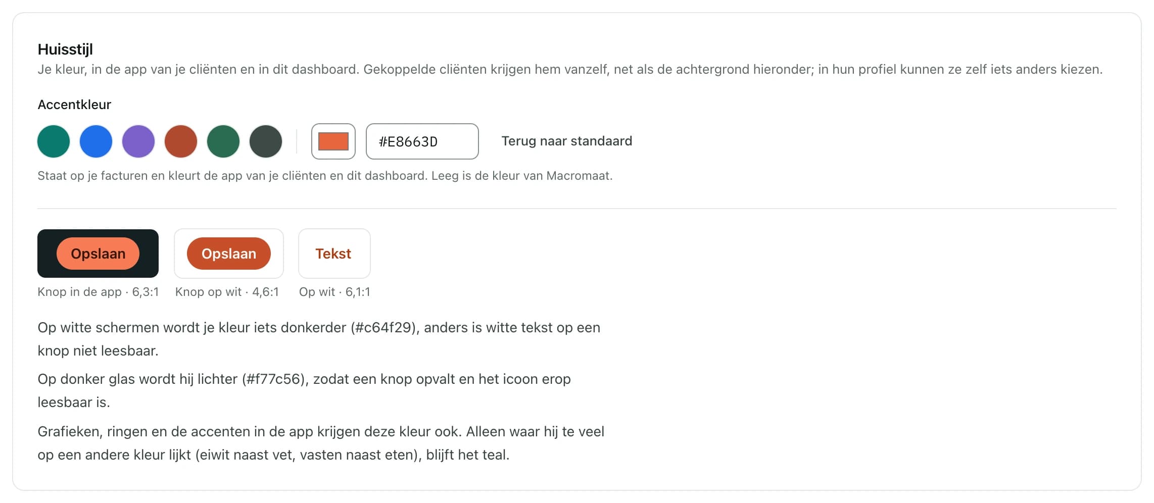 Het blok Huisstijl: de accentkleur #E8663D met drie voorbeelden, een knop in de app, een knop op wit en tekst op wit, elk met de contrastwaarde, en wat de app met de kleur doet