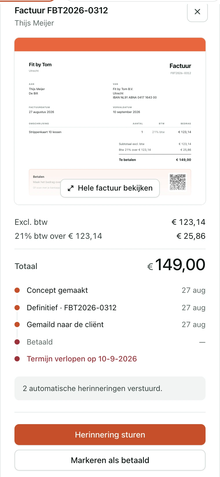 Een factuur van Fit by Tom in zijn oranje, met het btw-bedrag en de stappen van concept tot betaald