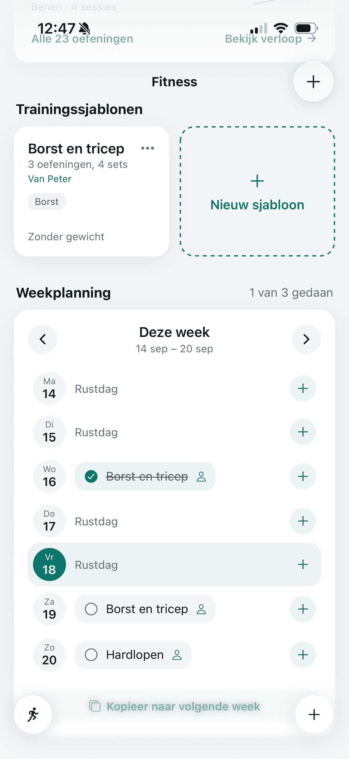 Dezelfde weekplanning in de app van de klant, met het sjabloon Borst en tricep van Peter en één van drie trainingen gedaan