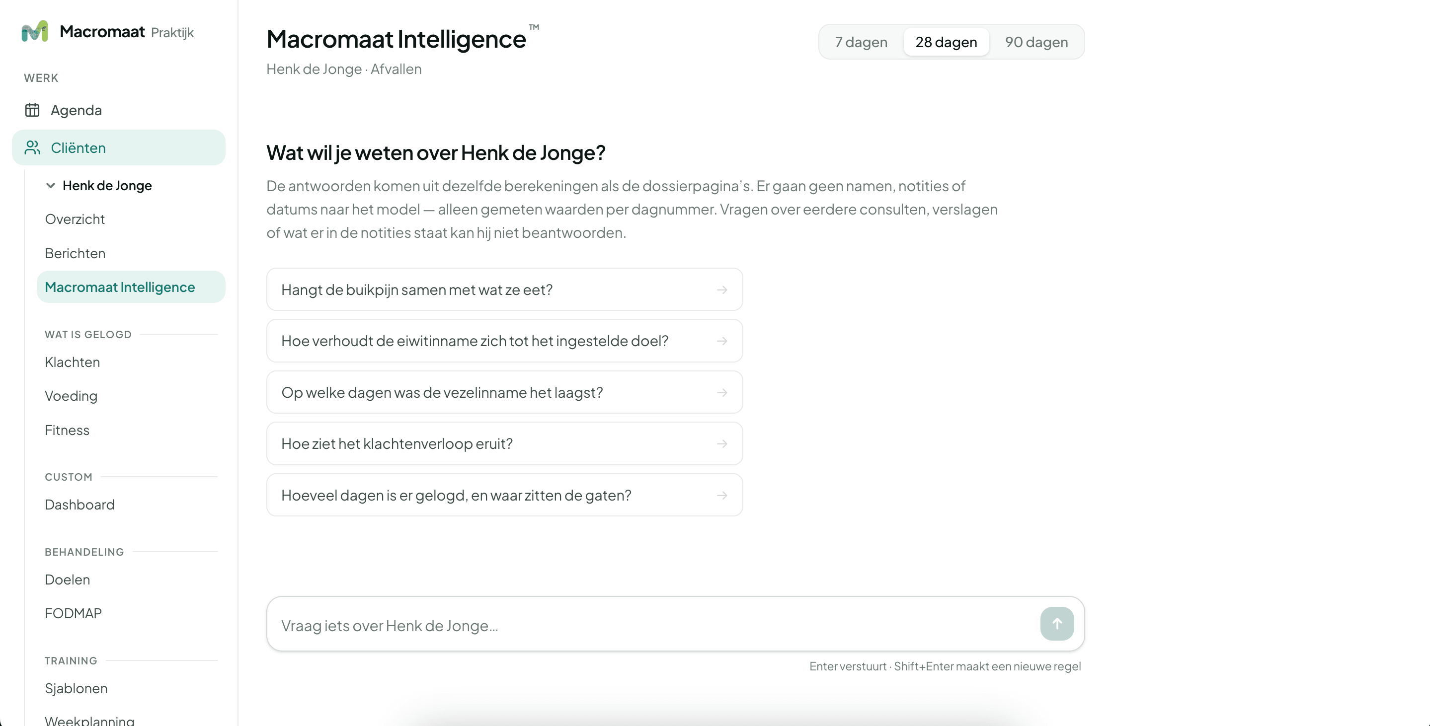 Macromaat Intelligence met voorbeeldvragen over eiwitdoelen, vezelinname en geregistreerde dagen, en een invoerveld voor vragen over de klant